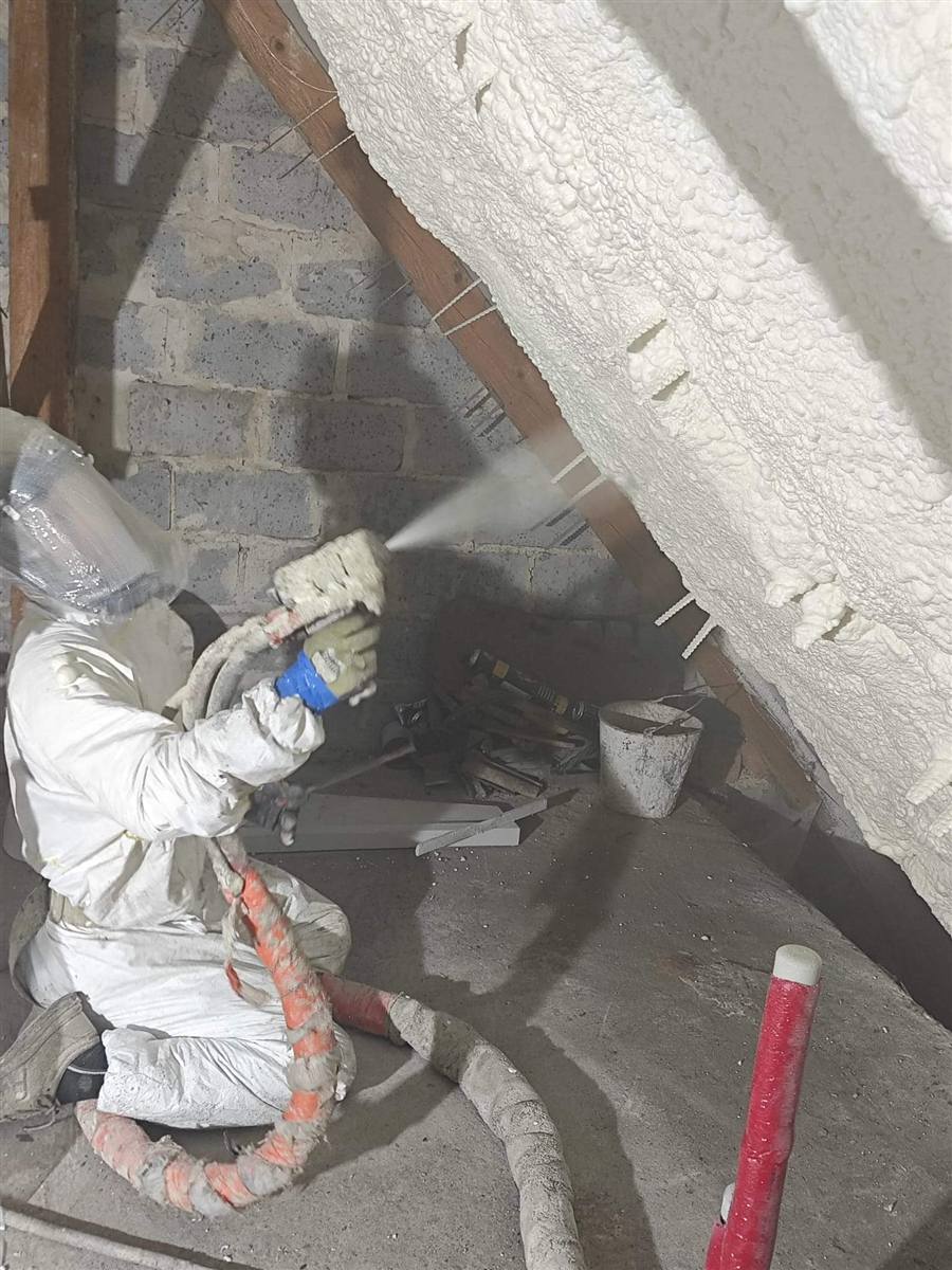 Natrysk piany PUR na poddaszu przez ekipę Lider-Pur