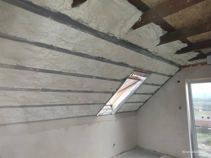 Przygotowane poddasze przed ociepleniem pianą PUR