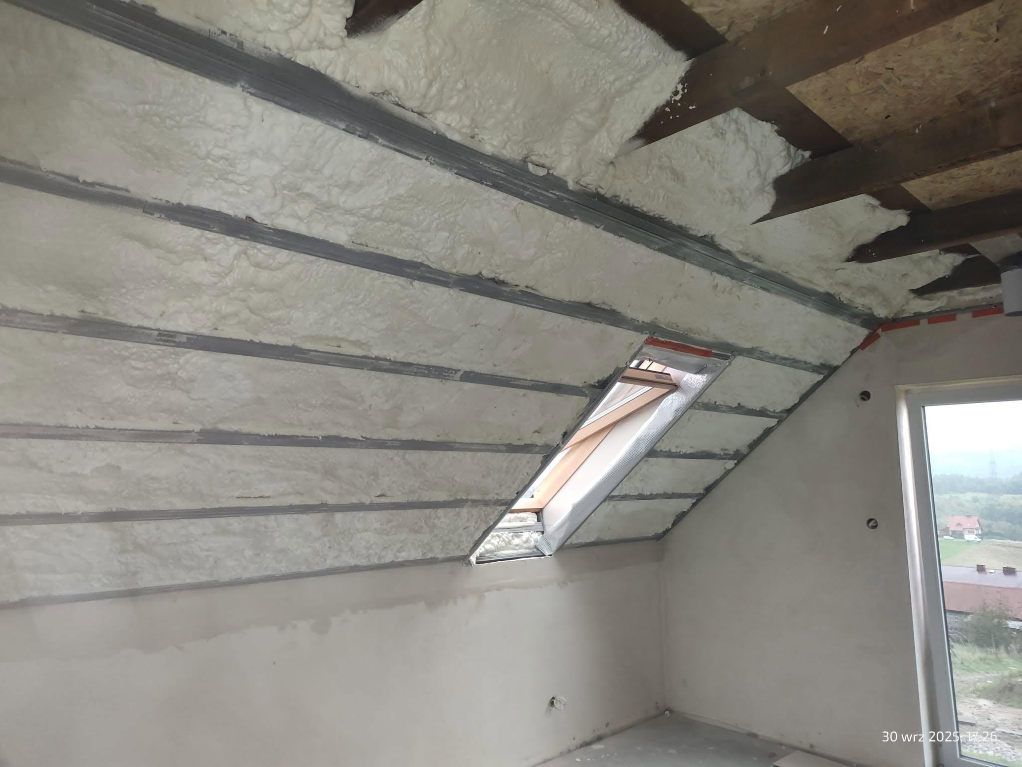 Przygotowane poddasze przed ociepleniem pianą PUR