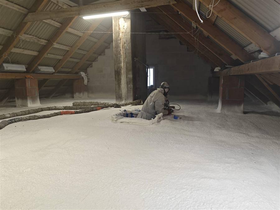 Izolacja podłogi pianą zamkniętokomórkową w budynku mieszkalnym